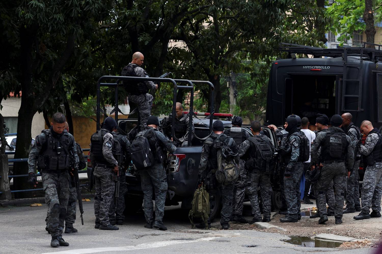 Membros da unidade especial da polícia militar se reúnem para deter suspeitos de tráfico de drogas durante uma operação policial contra o tráfico na favela do Penha, no Rio de Janeiro, Brasil, em 28 de outubro de 2025. REUTERS/Aline Massuca

