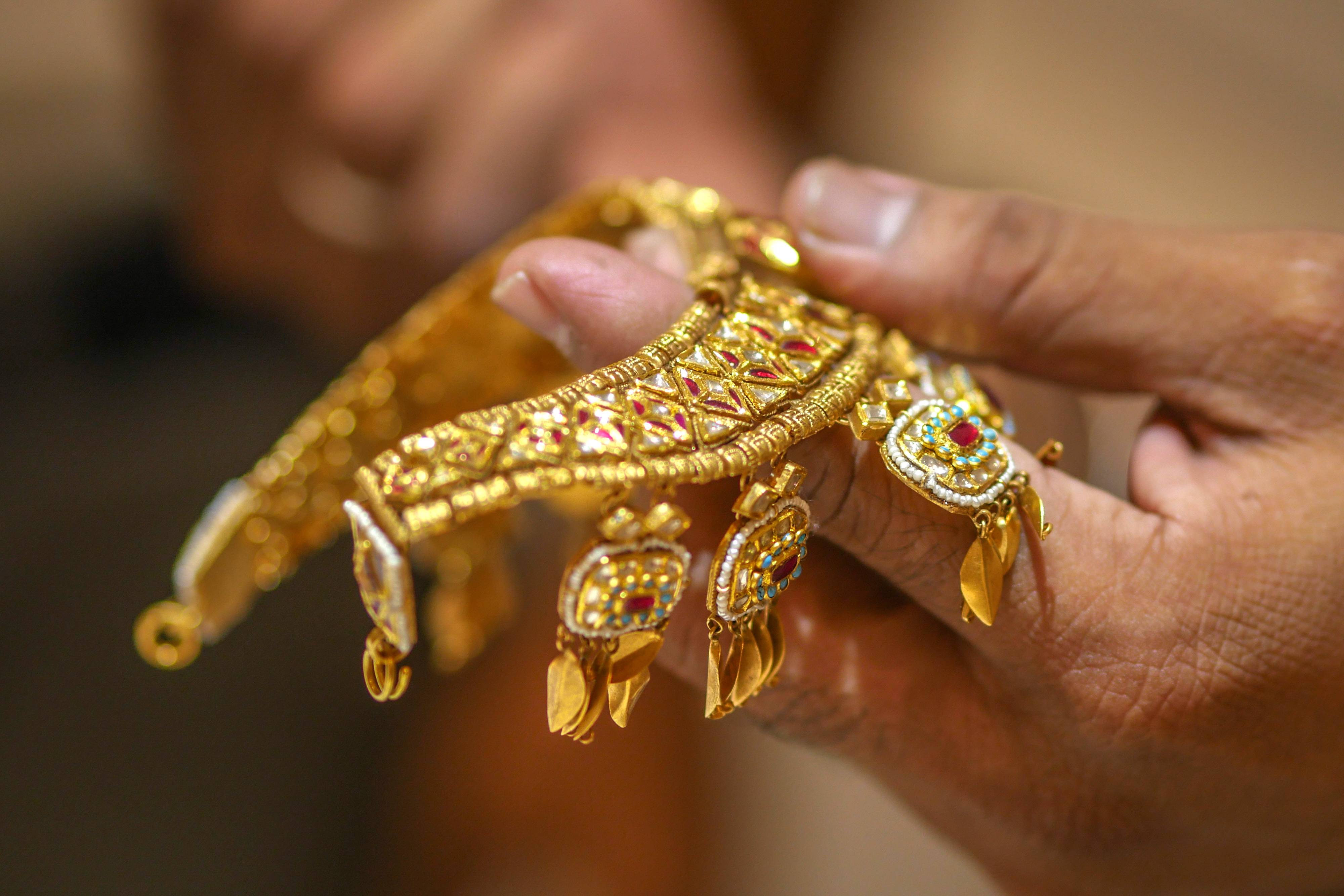 Um colar de ouro em uma loja em Mumbai. (Foto: Bloomberg)