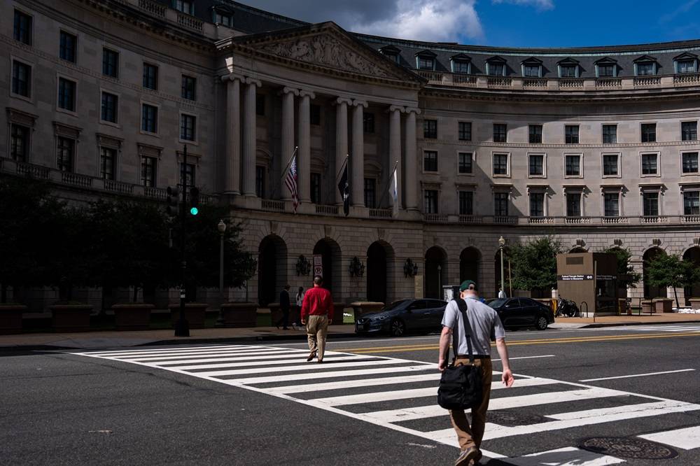 Pedestres próximos à sede da Agência de Proteção Ambiental em Washington (Bloomberg)