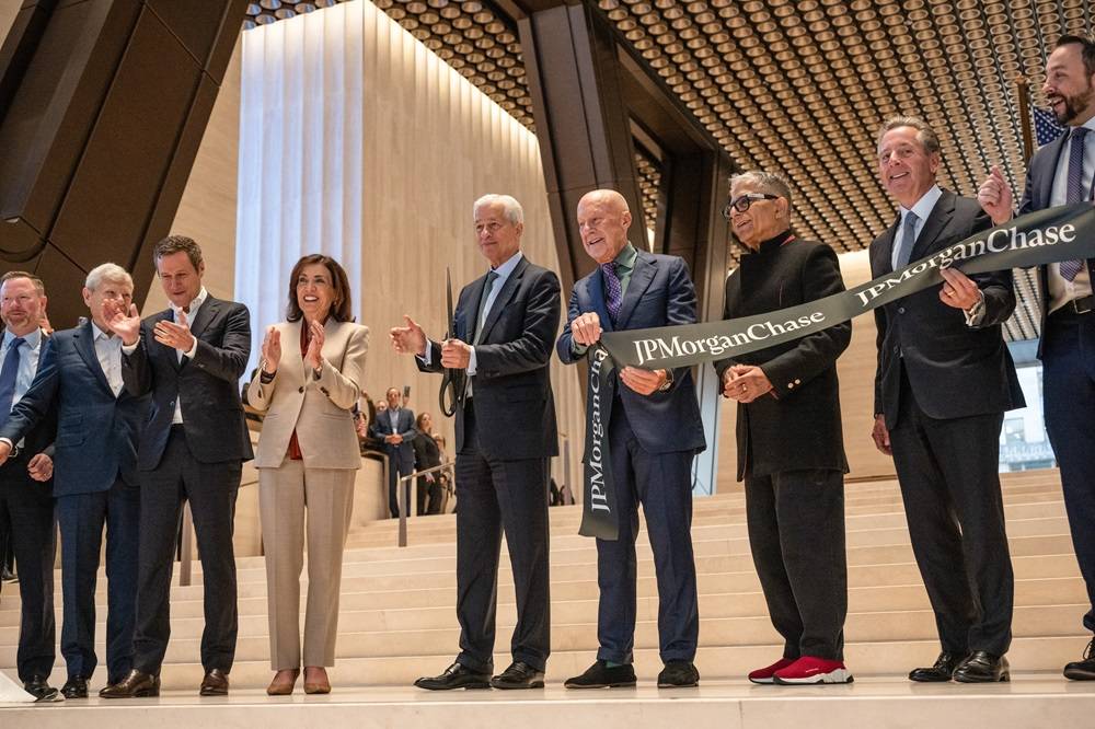 CEO do JPMorgan Chase, Jamie Dimon, durante a cerimônia de inauguração com corte de fita na nova sede da empresa em Nova York, em 21 de outubro.

Fotógrafo: Victor J. Blue/Bloomberg
