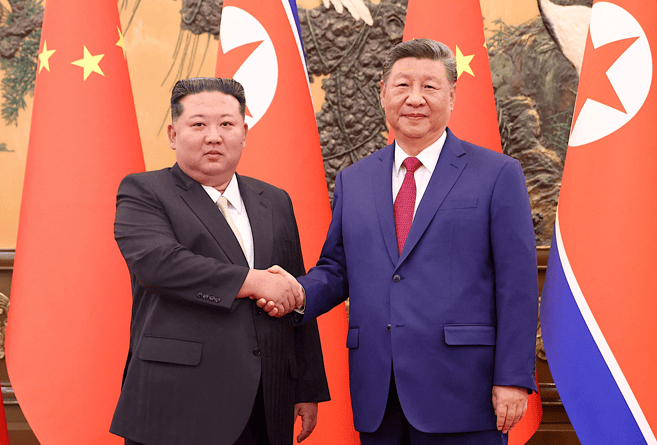 Xi Jinping e Kim Jong Un se cumprimentam em Pequim 04/09/2025 China Daily via REUTERS