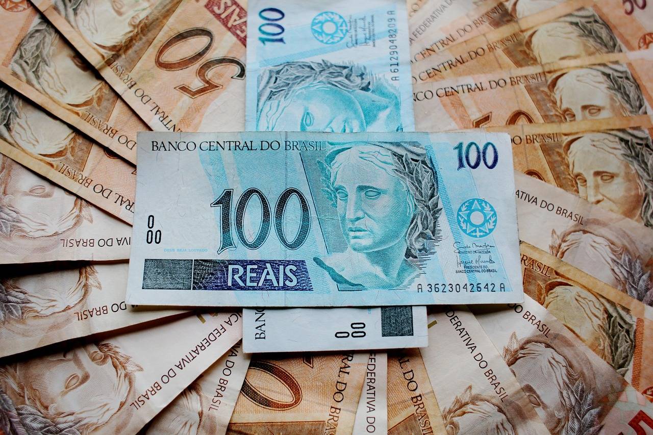 Cédulas de 50 e 100 reais