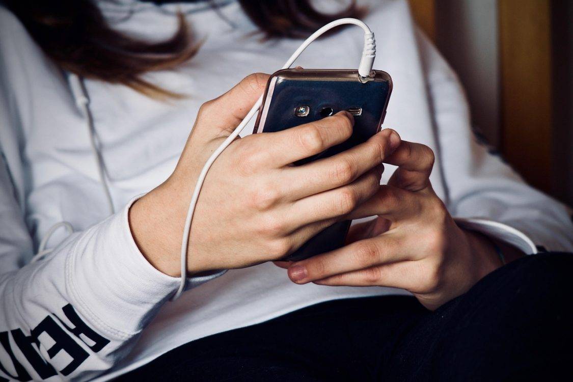 Menina utilizando o celular
