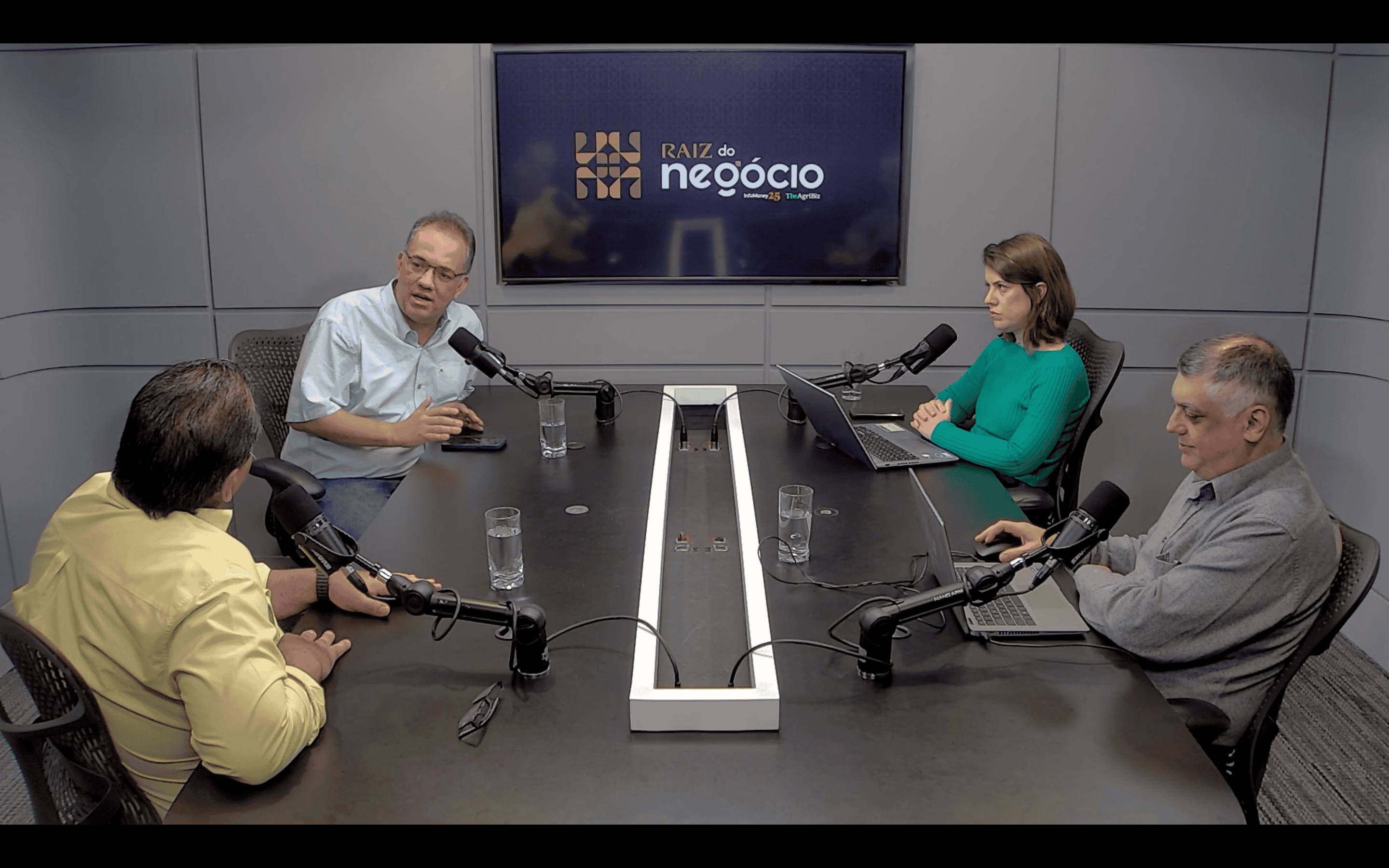 O fundador da Mantiqueira, Leandro Pinto (no canto esquerdo baixo da imagem), em participação no podcast Raiz do Negócio, sua estrada entre o campo e a Faria Lima, parceria entre InfoMoney e The AgriBiz (Foto: Reprodução/RDN)