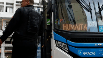 Ônibus como barricadas no Rio de Janeiro, durante a Operação Contenção da Polícia Militar