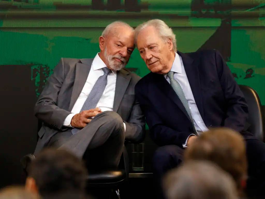 Brasília (DF), 07/08/2025 - Presidente da República, Luiz Inácio Lula da Silva, conversa com o ministro da Justiça, Ricardo Lewandowski, durante cerimônia de inauguração escultura de Burle Marx no ministério da Justiça. Foto: Bruno Peres/Agência Brasil
