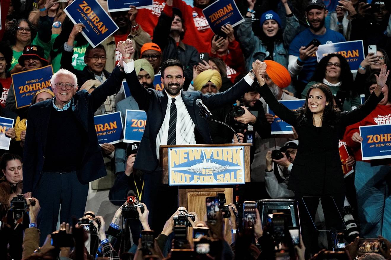Candidato democrata a prefeito de Nova York, Zohran Mamdani, durante comício eleitoral
26/10/2025 REUTERS/Eduardo Munoz
