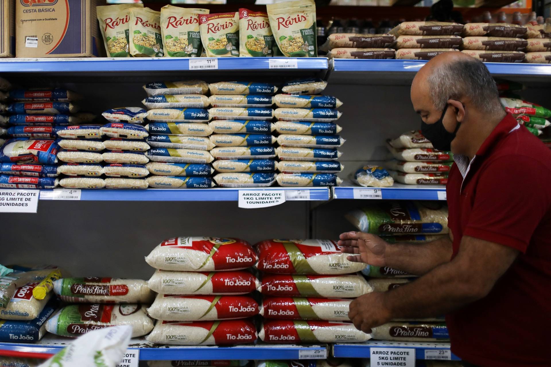 Sacos de arroz em prateleira de supermercado no Rio de Janeiro - 
10/09/2020 (Foto: REUTERS/Pilar Olivares)