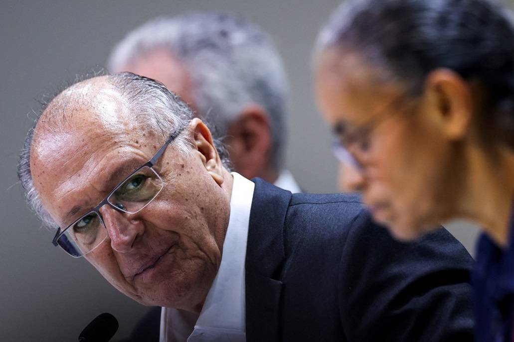 O Vice-Presidente do Brasil, Geraldo Alckmin, e a Ministra do Meio Ambiente e Mudanças Climáticas, Marina Silva, participam de uma coletiva de imprensa durante a Conferência das Nações Unidas sobre Mudanças Climáticas (COP30) em Belém, Brasil, 17 de novembro de 2025. REUTERS/Adriano Machado

