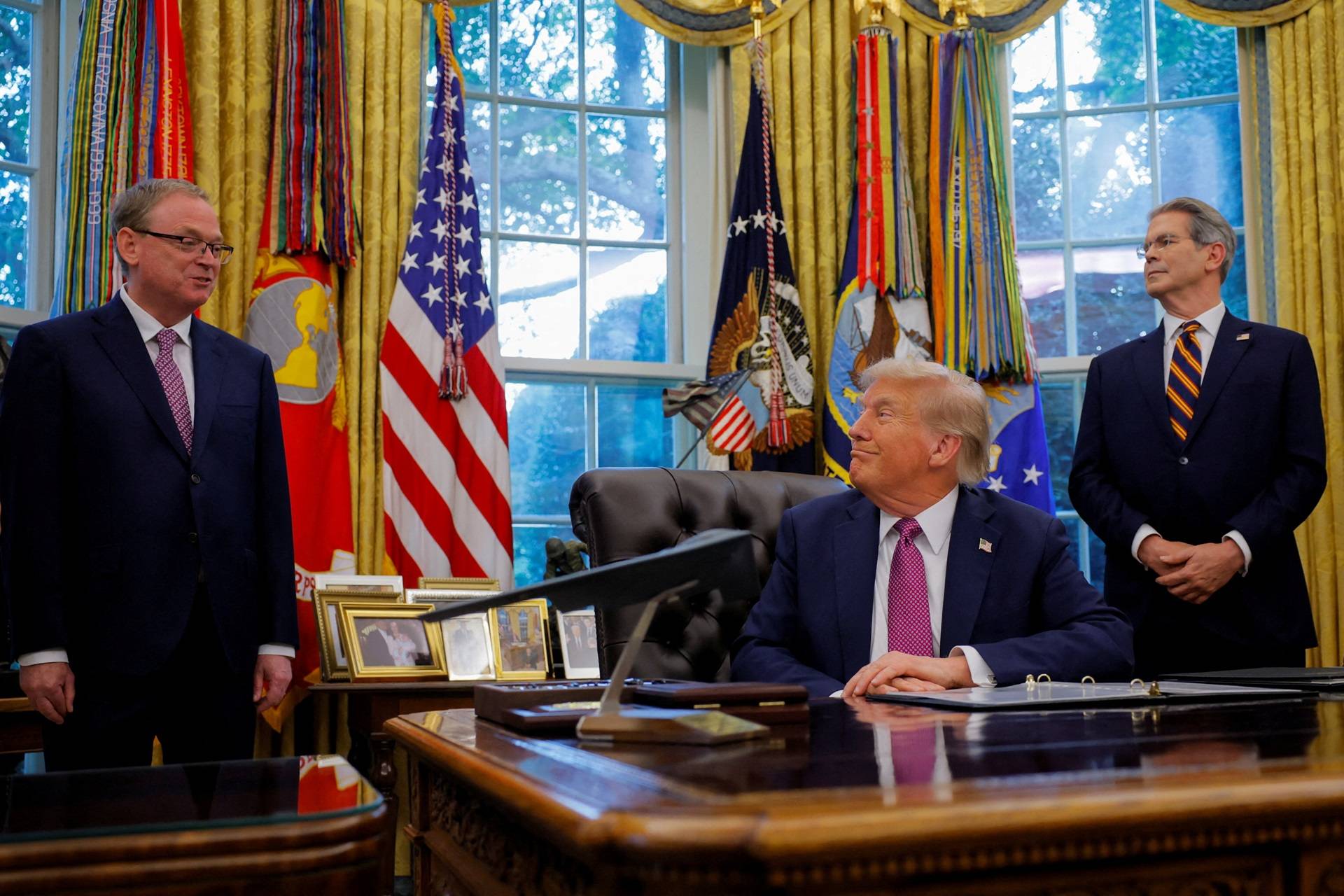 O presidente dos EUA, Donald Trump, e o secretário do Tesouro dos EUA, Scott Bessent, ouvem o diretor do Conselho Econômico Nacional, Kevin Hassett, discursar na Casa Branca, em Washington, D.C., EUA, em 5 de setembro de 2025. REUTERS/Brian Snyder/Foto de arquivo