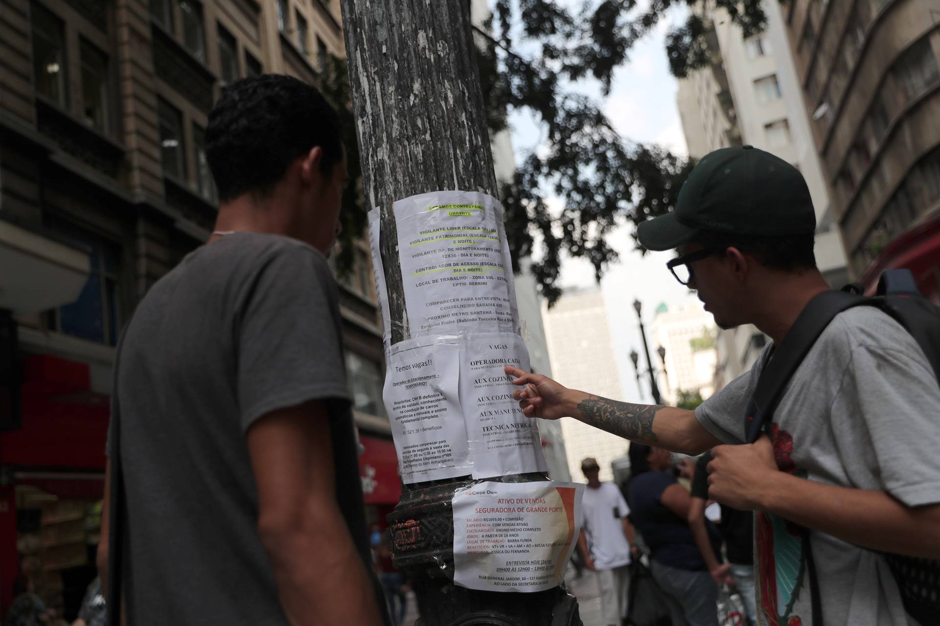 Pessoas olham lista de oferta de empregos no centro de São Paulo
24/04/2019
REUTERS/Amanda Perobelli