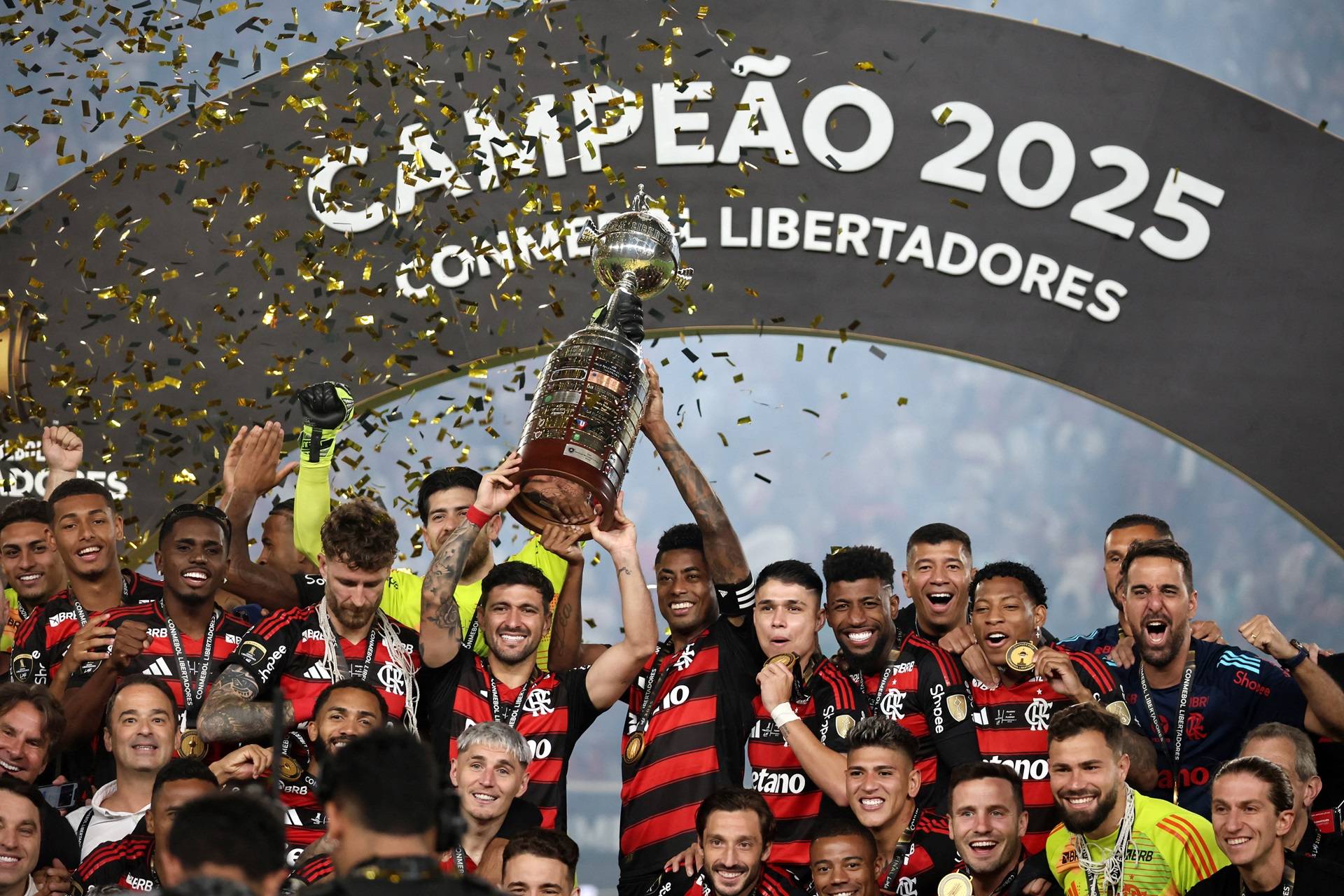 Jogadores do Flamengo comemoram com o troféu após a conquista da Copa Libertadores (Foto: REUTERS/Sebastian Castaneda)