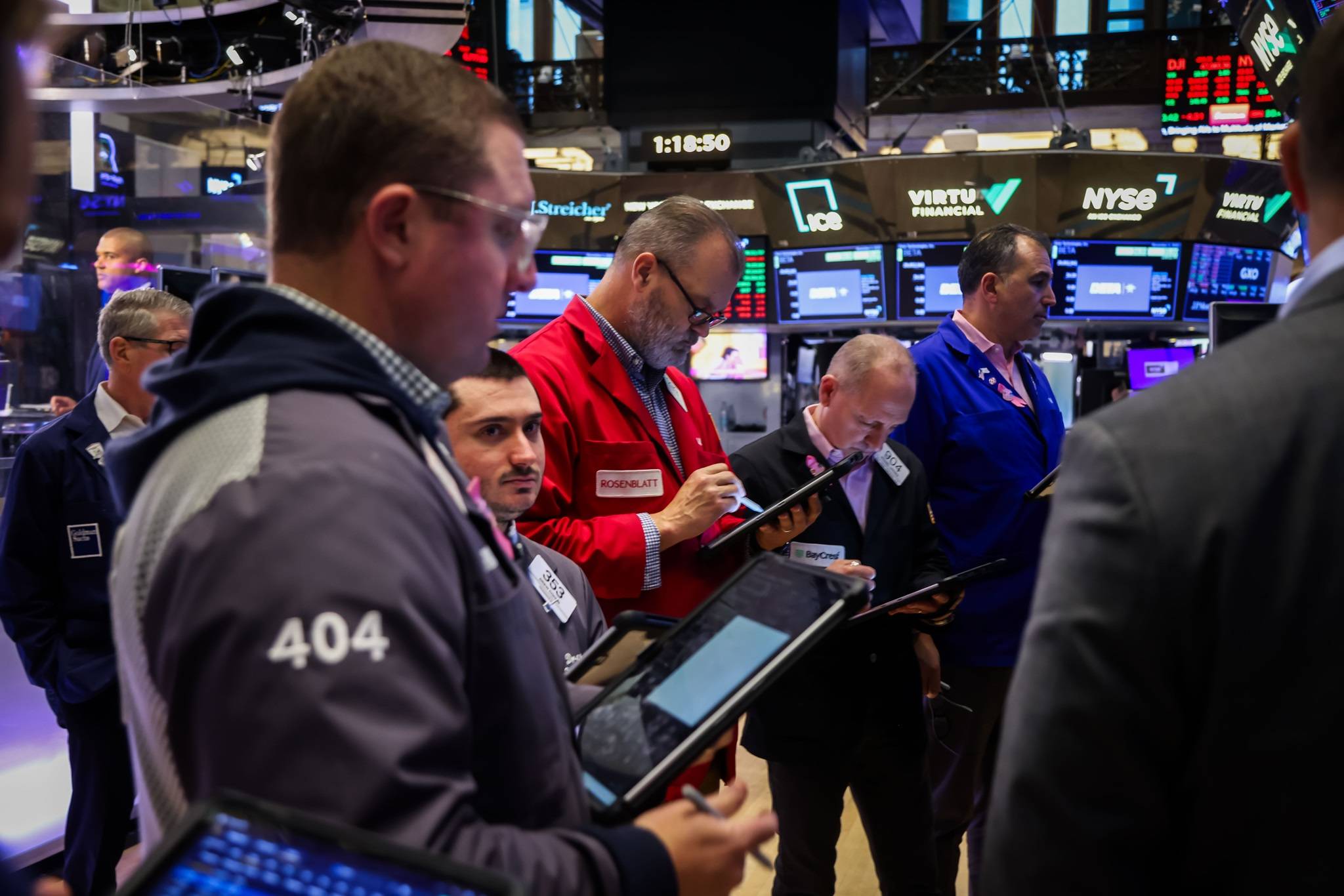 Traders trabalham na Bolsa de Valores de Nova York (NYSE). Fotógrafo: Michael Nagle/Bloomberg

