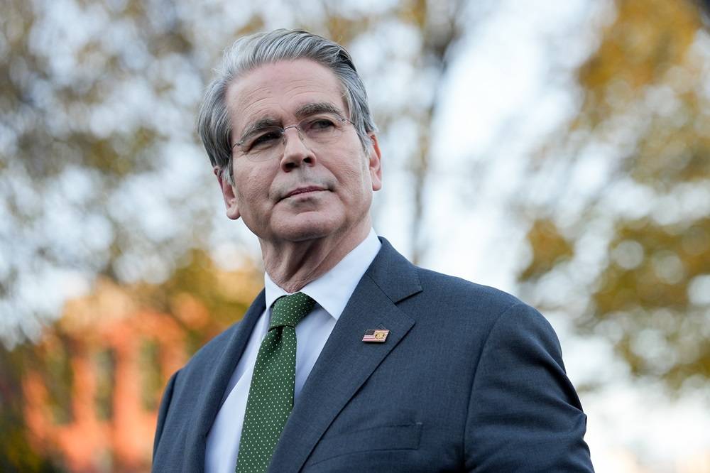 Scott Bessent, secretário do Tesouro dos EUA, fala com membros da mídia em frente à Casa Branca, em Washington, DC, EUA, na quarta-feira, 5 de novembro de 2025. A Suprema Corte dos EUA demonstrou ceticismo em relação às amplas tarifas globais do presidente Donald Trump, enquanto juízes-chave sugeriram que ele ultrapassou sua autoridade com sua política econômica emblemática. Fotógrafo: Eric Lee/Bloomberg

