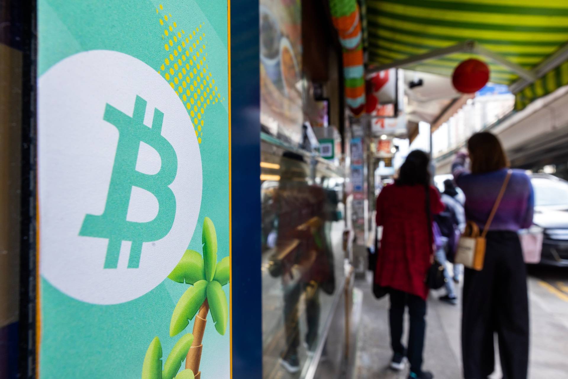 O logotipo do Bitcoin em um caixa eletrônico de criptomoedas. (Foto: Bloomberg)