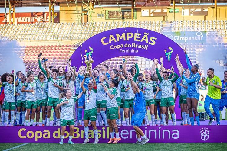 Jogadoras do Palmeiras comemoram o título da Copa do Brasil de Futebol Feminino após a vitória por 4 a 2 diante da  Ferroviária na final, realizada na Arena Fonte Luminosa, em Araraquara, na tarde desta quinta- feira, 20 (CLEBER VALERA/AGÊNCIA F8/ESTADÃO CONTEÚDO)