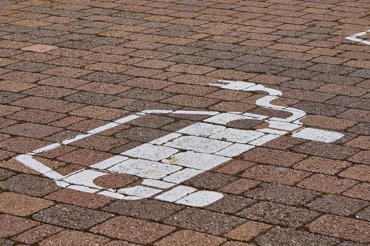 Vaga de garagem com desenho simbolizando carregamento de carro elétrico