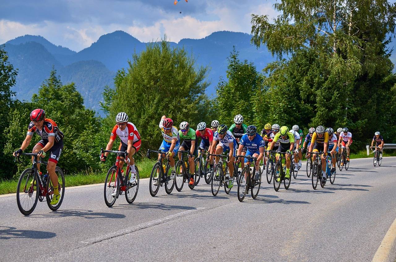 Ciclistas em uma corrida de triatlo