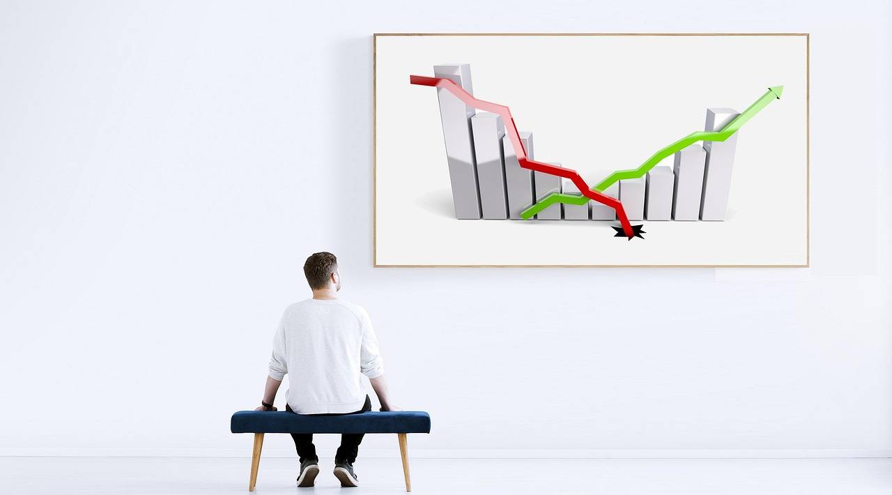 Investidor olhando para quadro que mostra gráficos (riscos de investimentos)