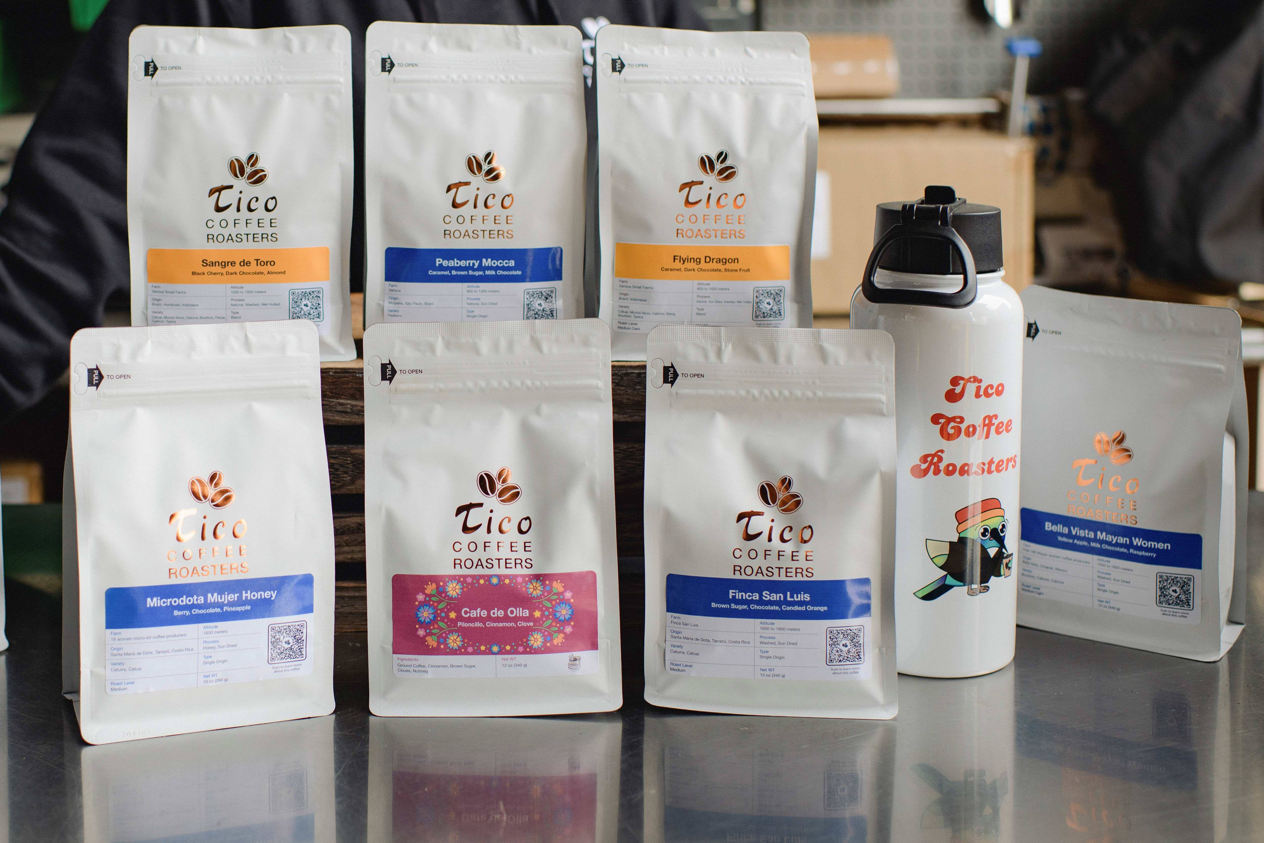 Pacotes do Tico Coffee em armazém na Califórnia; pequenos produtores tentam sobreviver diante da incerteza (Foto: Ulysses Ortega/The New York Times)