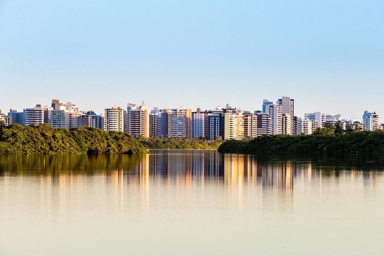 Imagem mostra uma série de prédios ao fundo.