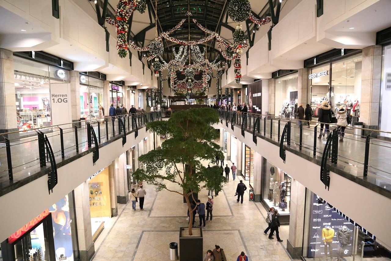 A imagem mostra o corredor de um shopping center.