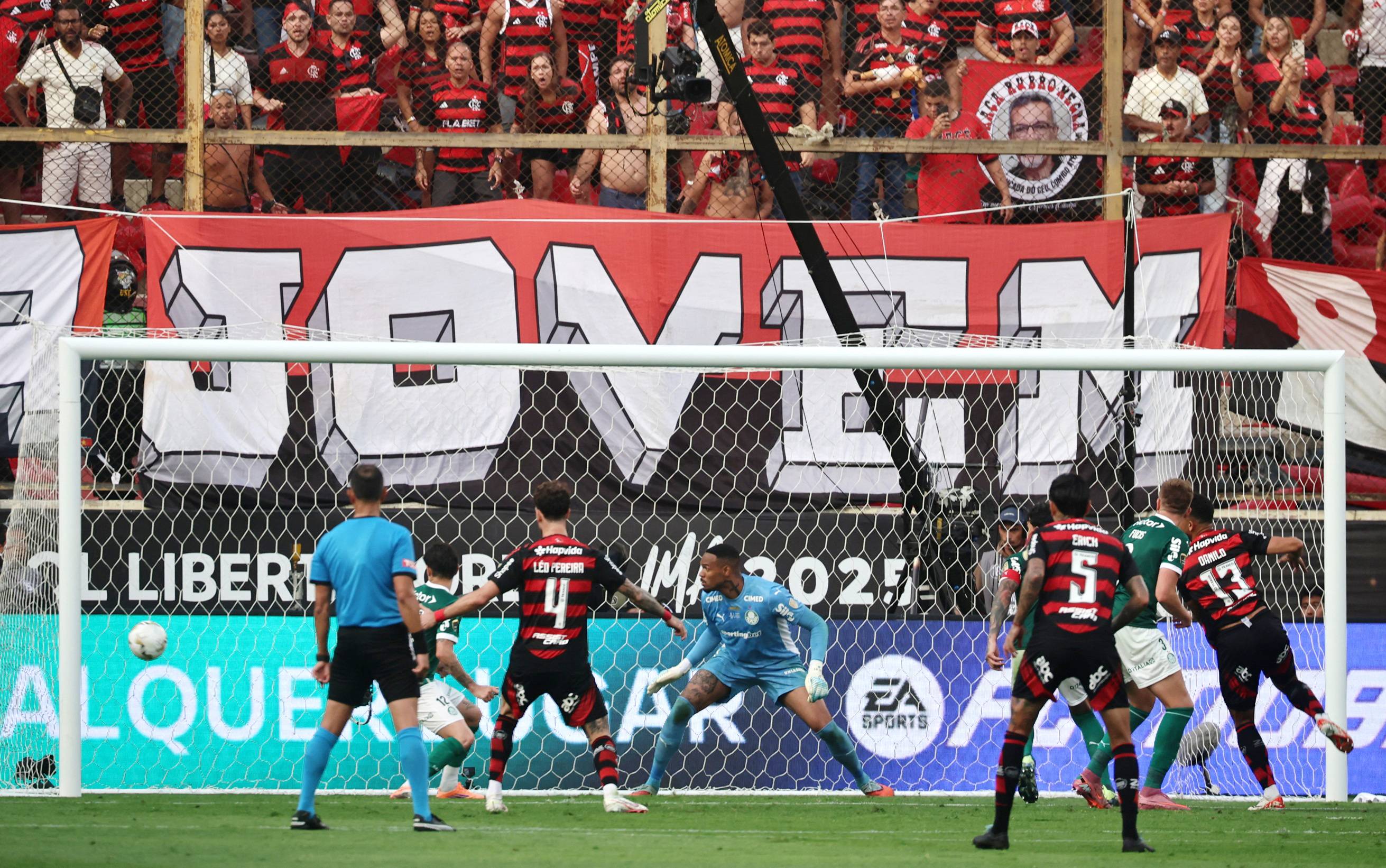O gol de Danilo na final da Libertadores (REUTERS/Sebastian Castaneda)