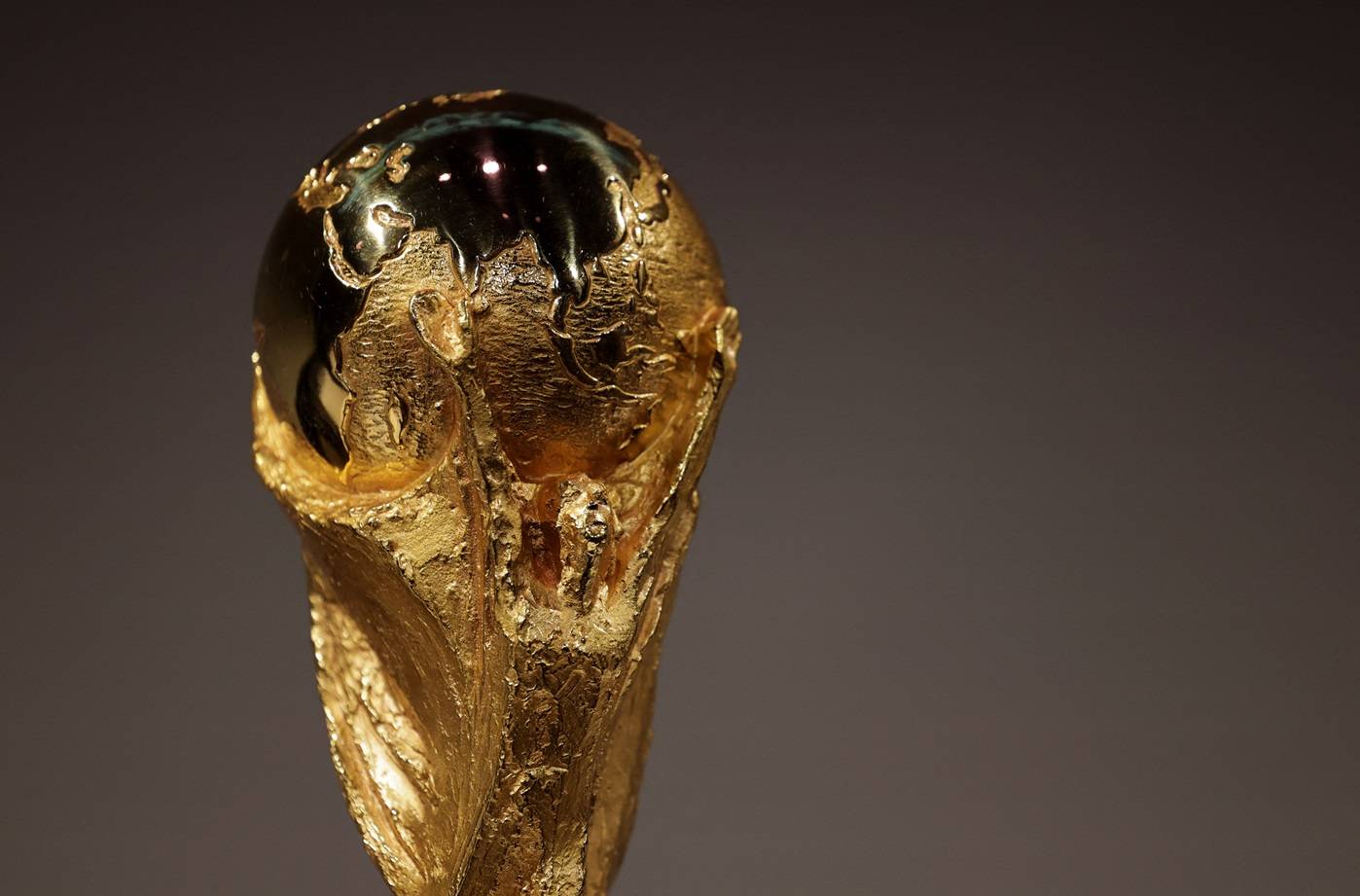 Futebol - Copa do Mundo FIFA 2026 - Painel com lendas da FIFA antes do sorteio da Copa do Mundo - John F. Kennedy Center for the Performing Arts, Washington, D.C., EUA - 3 de dezembro de 2025
O Troféu da Copa do Mundo está exibido no evento
REUTERS/Jeenah Moon