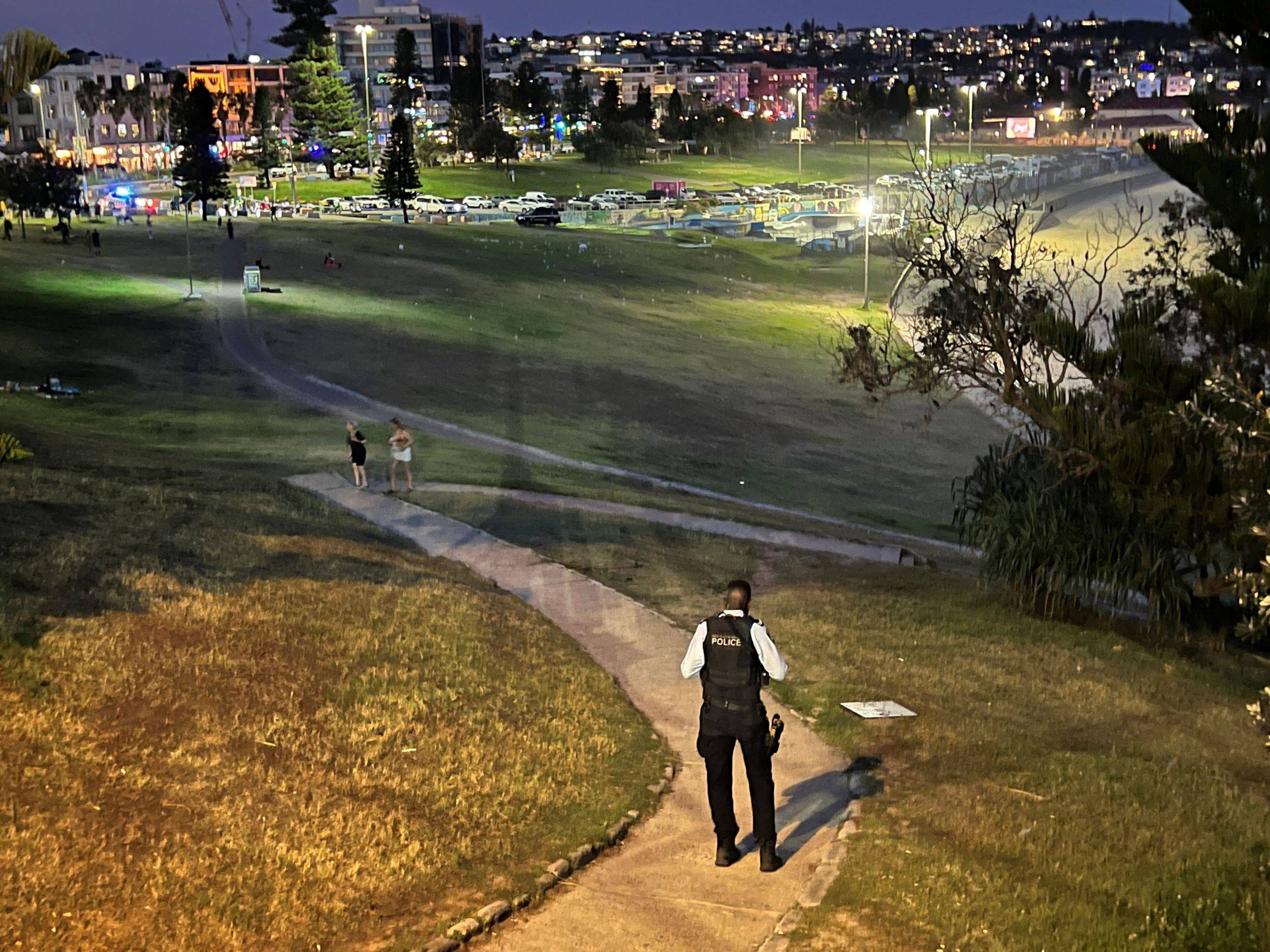 Oficial da polícia faz patrulhamento na cena do ataque a tiros em Sidney, na Austrália (Foto: REUTERS/Kirsty Needham)