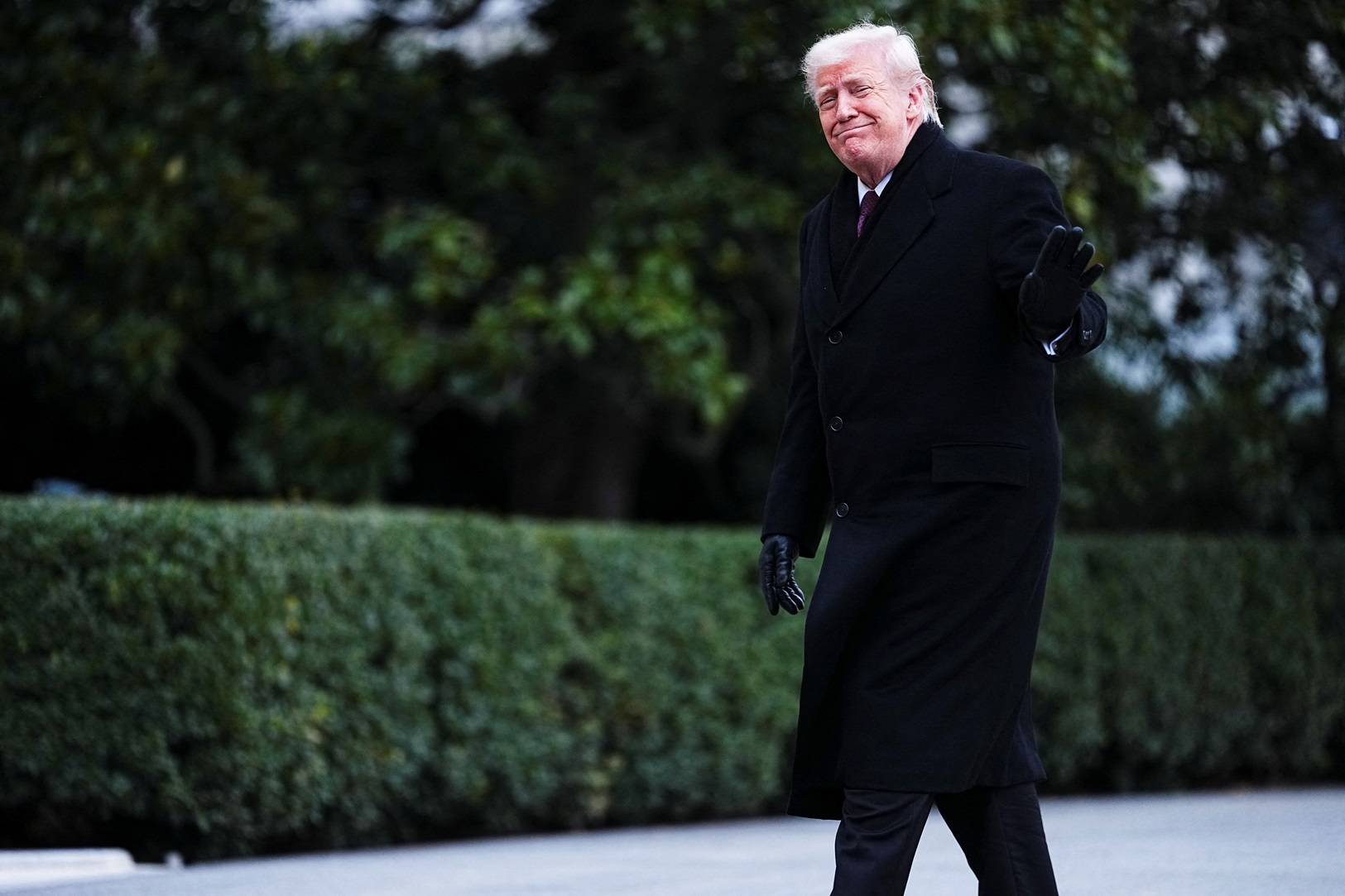O presidente dos EUA, Donald Trump, acena ao retornar à Casa Branca vindo da Base Aérea de Dover, em Washington, D.C., 17 de dezembro de 2025. REUTERS/Aaron Schwartz