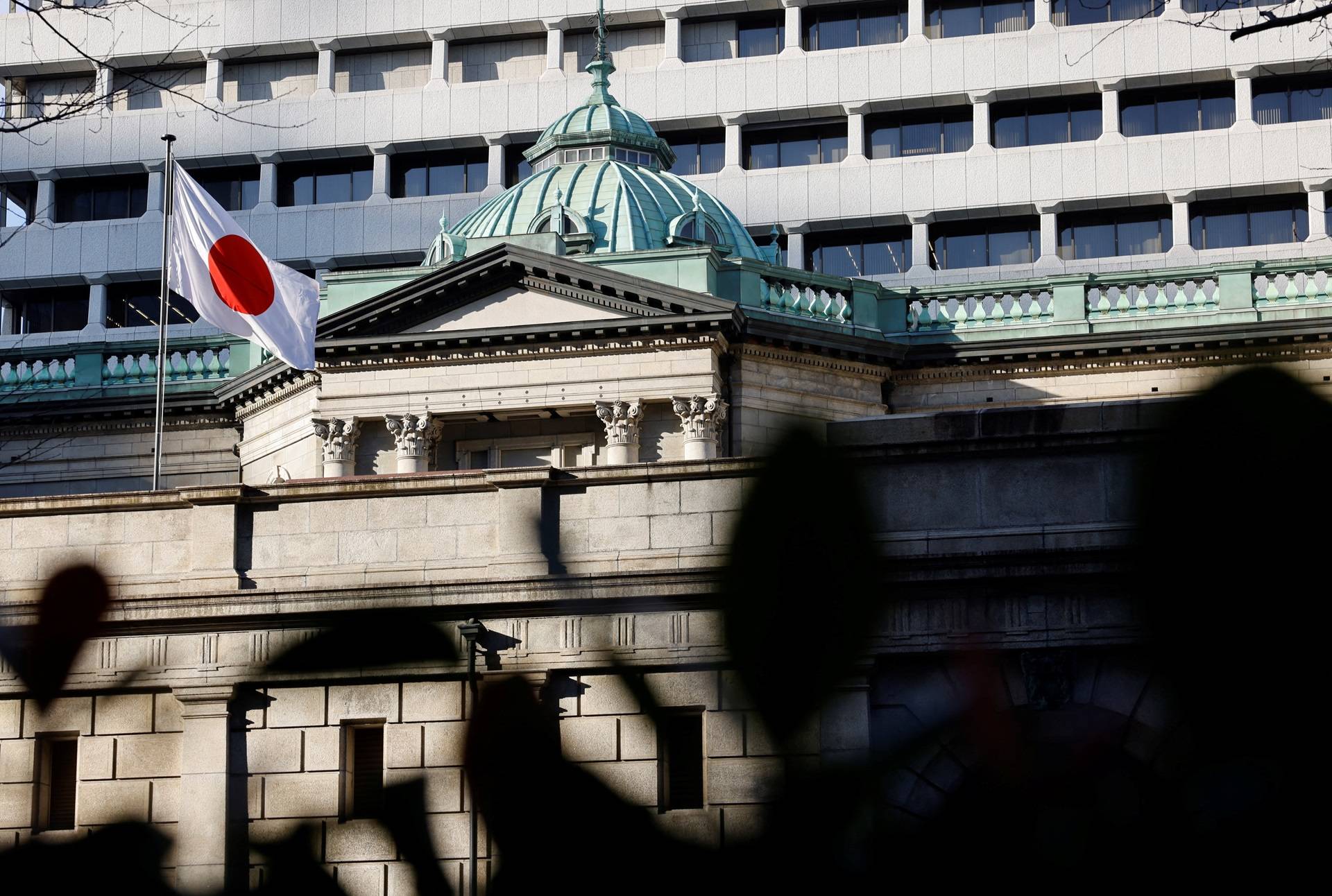 A bandeira do Japão no topo da sede do Banco do Japão em Tóquio, Japão, em 19 de dezembro de 2025. REUTERS/Manami Yamada.
