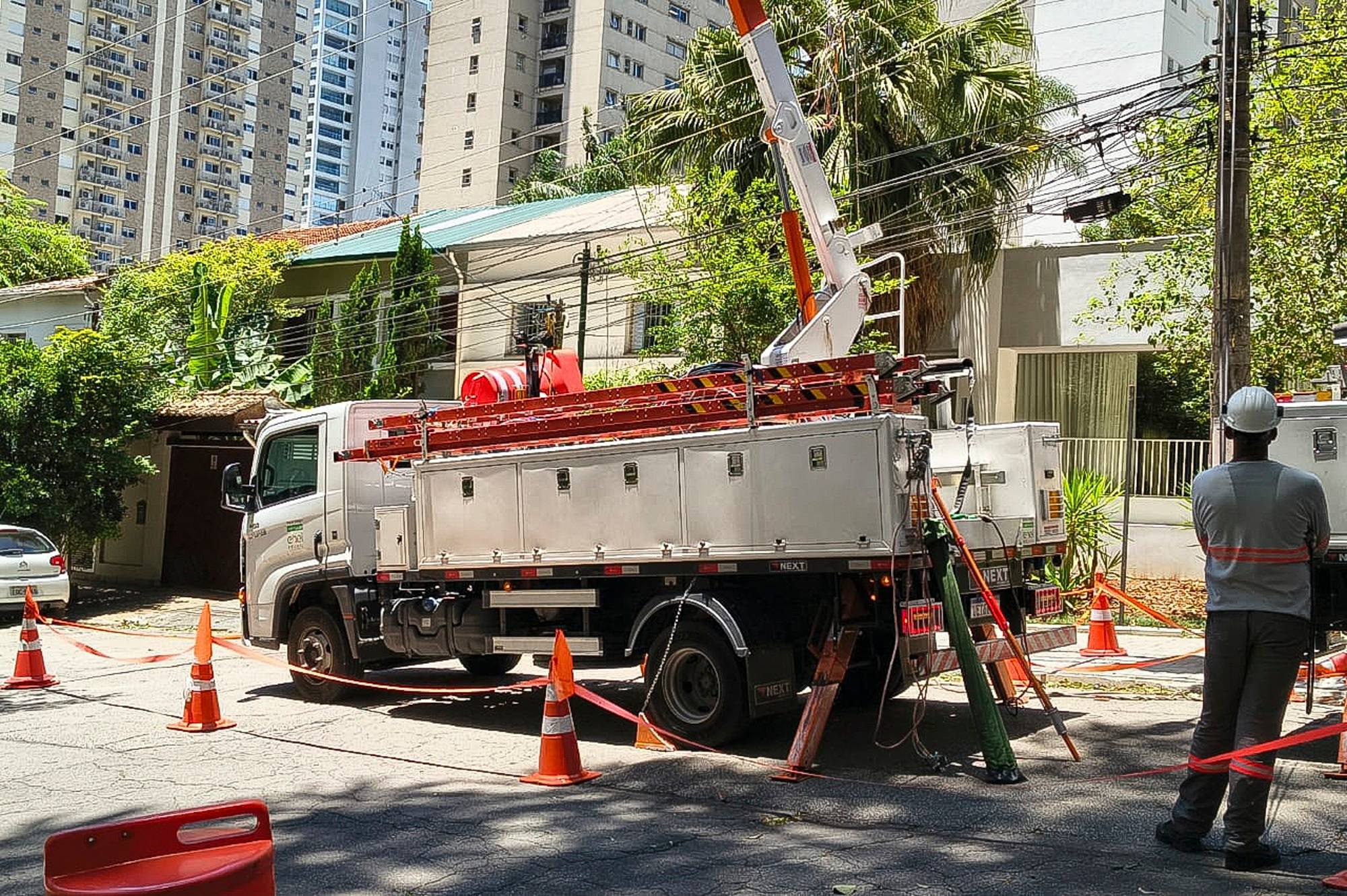 Funcionários da Enel realizam reparos na rede elétrica da Rua Volta Redonda, no bairro Campo Belo, zona sul de São Paulo, nesta quinta-feira (11), após os danos causados pela ventania de quarta-feira (10). 11/12/2025 – Foto: MARCO AMBROSIO/ATO PRESS/ESTADÃO CONTEÚDO