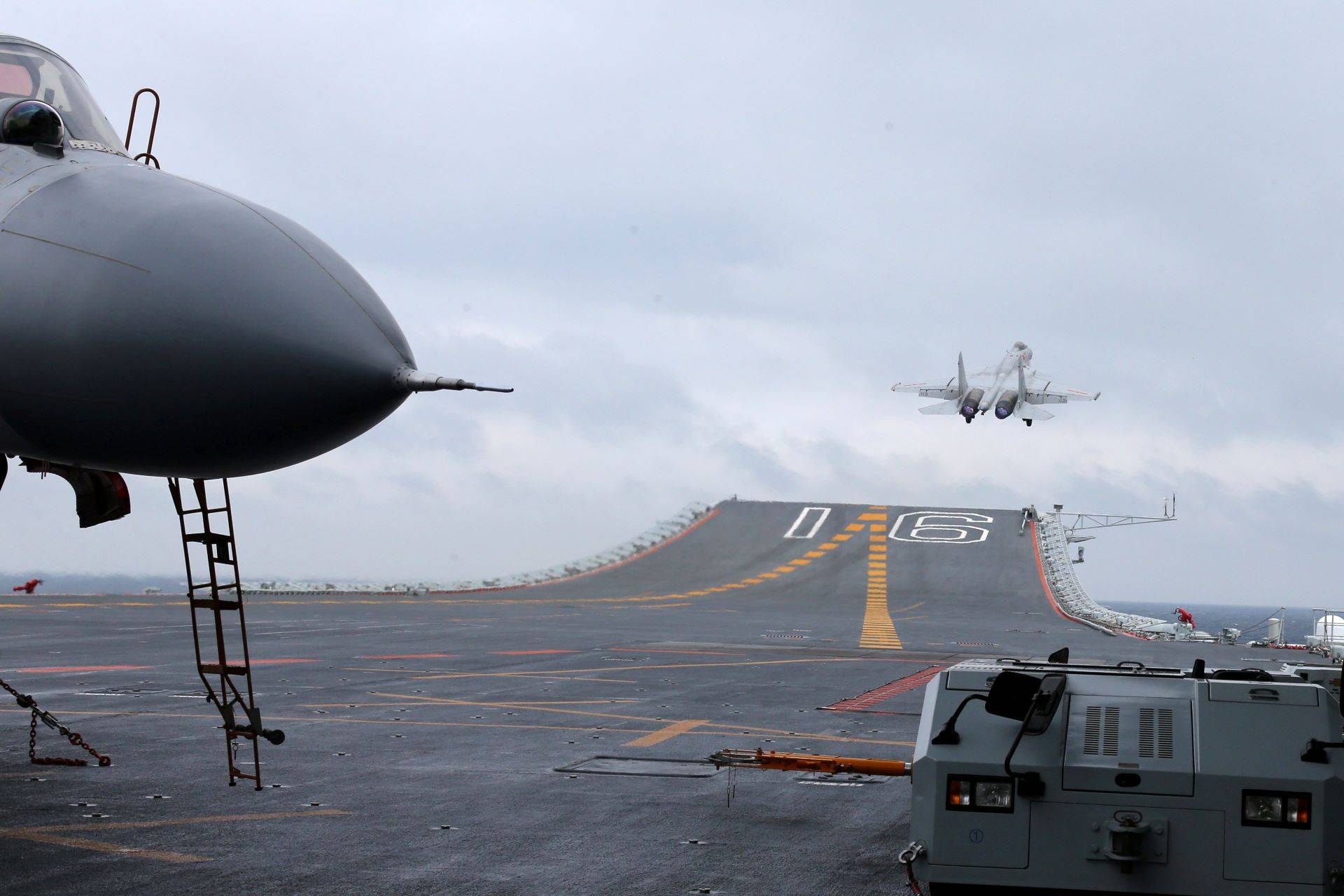 Caças J-15 do porta-aviões Liaoning da China, Mar do Sul da China - 02/01/2017 (Foto: REUTERS/Mo Xiaoliang)