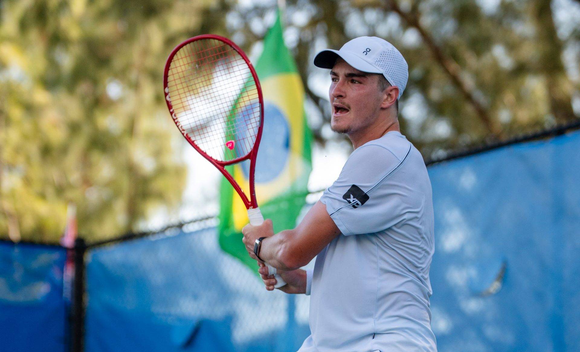O tenista João Fonseca durante treino (Robson Minhoca/XP)