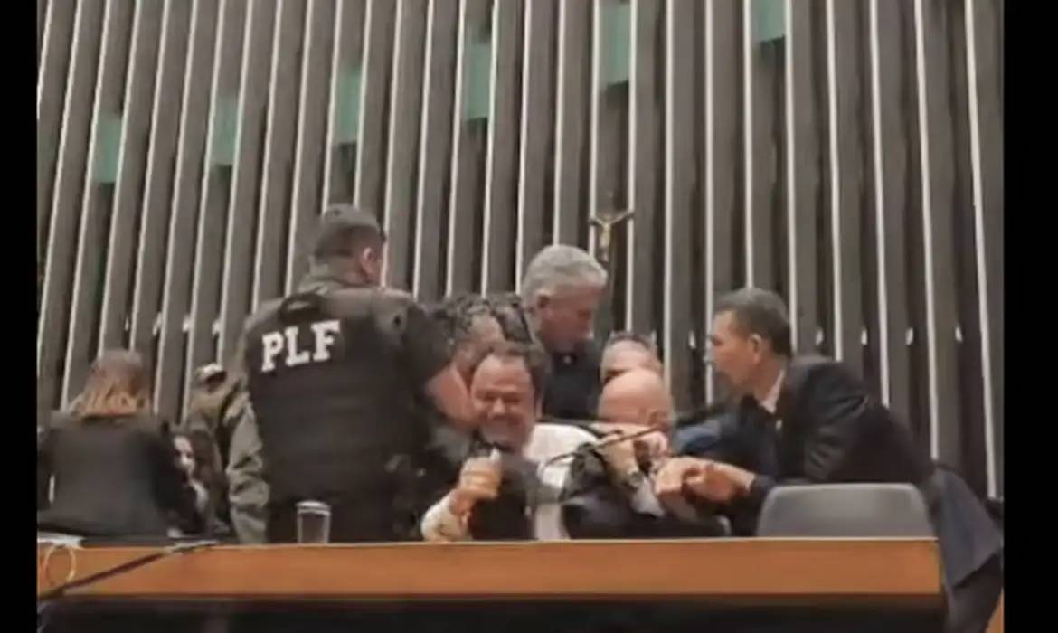 Glauber Braga sendo retirado da Câmara