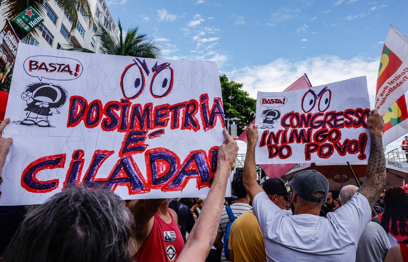 Manifestantes fazem ato na orla de Copacabana contra PL da Dosimetria (Foto: Tânia Rêgo/Agência Brasil)