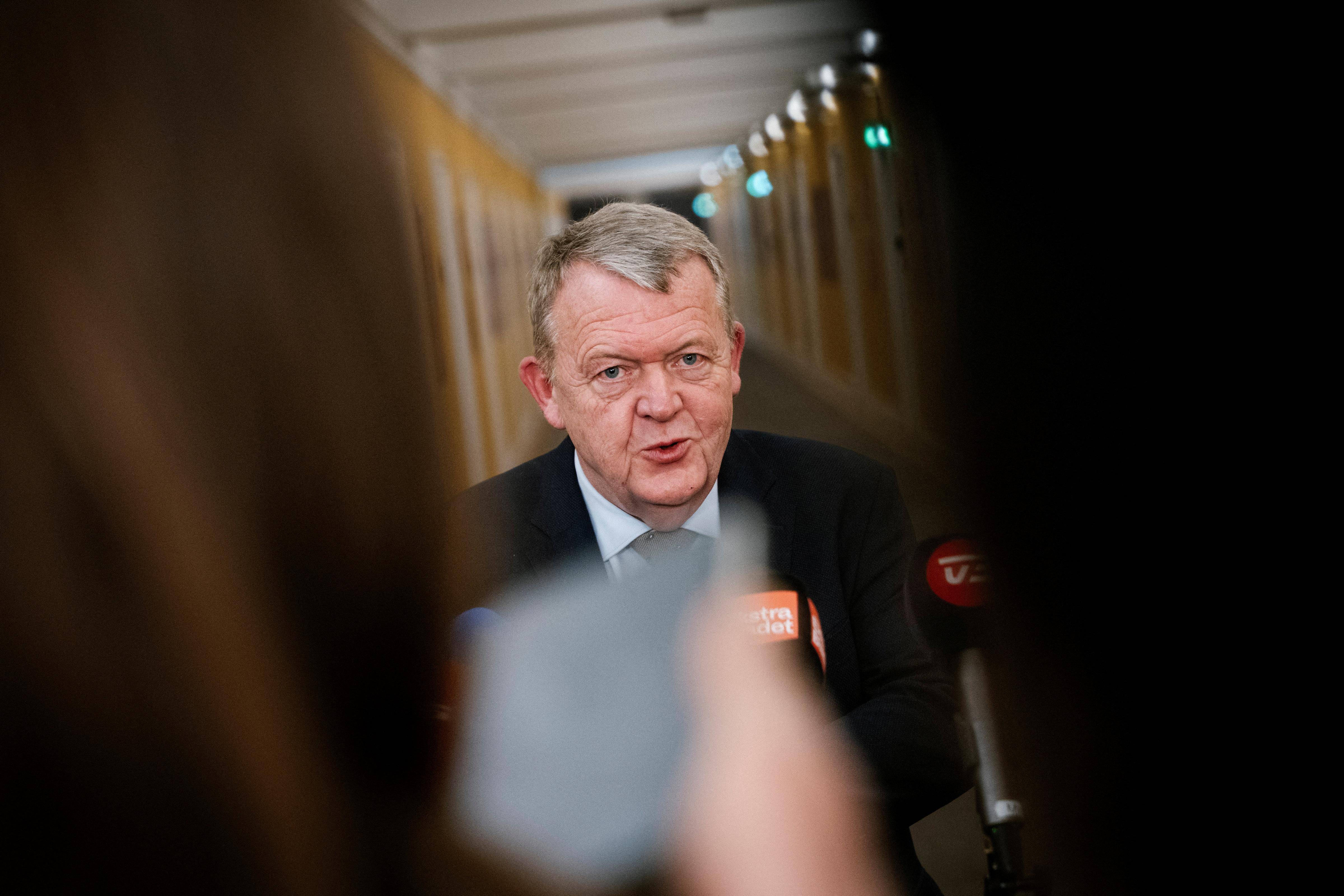 O Ministro das Relações Exteriores da Dinamarca, Lars Lökke Rasmussen, fala à imprensa após uma reunião do Comitê de Política Externa sobre a relação da Dinamarca com os EUA, em Copenhague, Dinamarca, em 6 de janeiro de 2026. Ritzau Scanpix/Emil Nicolai Helms via REUTERS