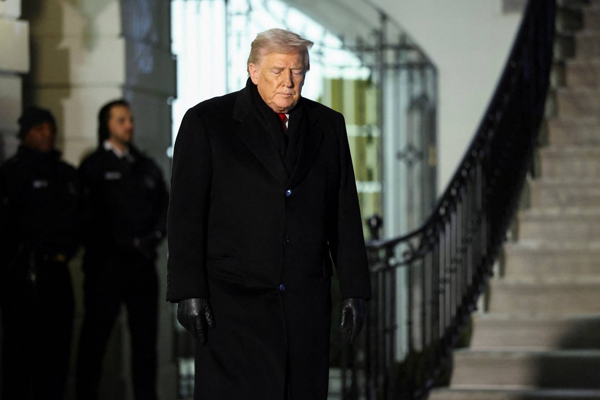 O presidente dos EUA, Donald Trump, caminha ao partir para Davos, na Suíça, do gramado sul da Casa Branca, em Washington, D.C., EUA, em 20 de janeiro de 2026. REUTERS/Kevin Lamarque