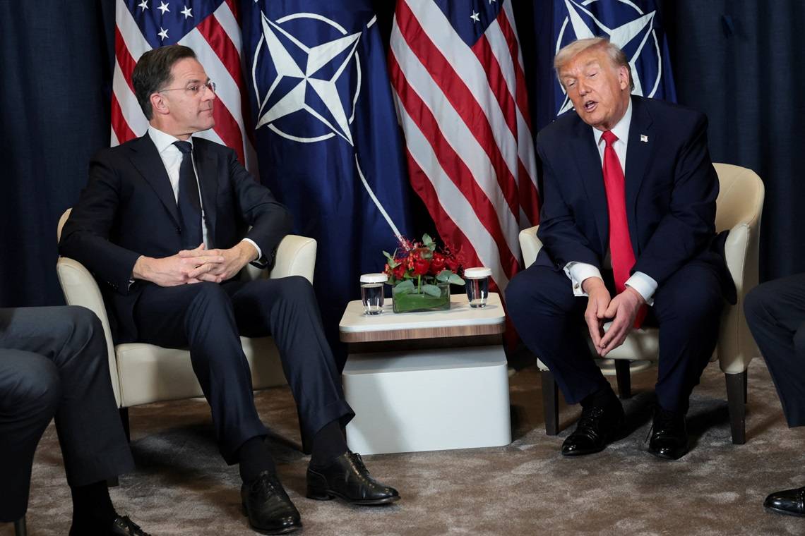 O presidente dos Estados Unidos, Donald Trump, participa de uma reunião bilateral com o secretário-geral da Otan, Mark Rutte, durante o Fórum Econômico Mundial (WEF) em Davos, Suíça, em 21 de janeiro de 2026. REUTERS/Jonathan Ernst.

