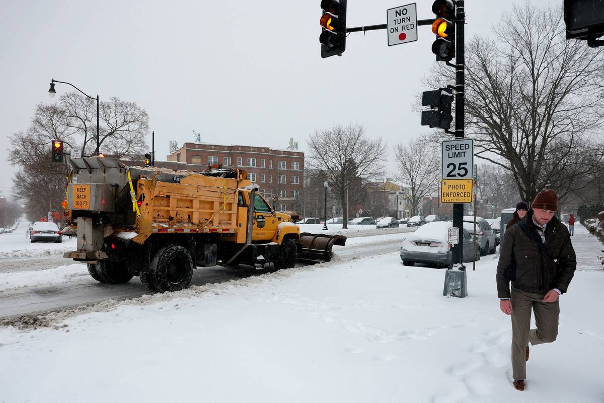 Caminhão remove neve das ruas em Washington
25/01/2026 REUTERS/Jonathan Ernst