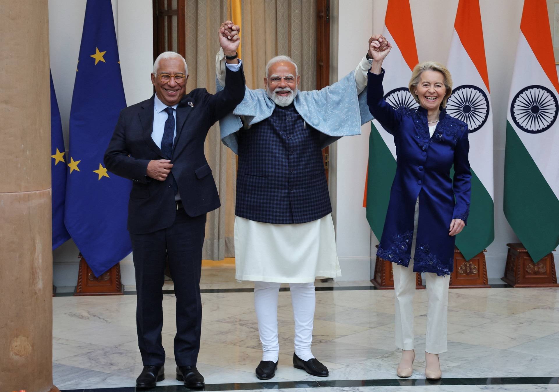 Presidente do Conselho Europeu, António Costa, a presidente da Comissão Europeia, Ursula von der Leyen, e o primeiro-ministro indiano, Narendra Modi, posam para uma foto antes da sua reunião na Hyderabad House, em Nova Délhi, Índia, em 27 de janeiro de 2026. REUTERS/Altaf Hussain