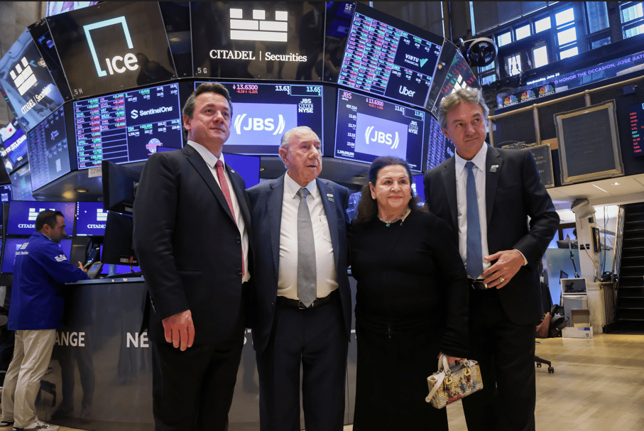 Wesley Batista, à esquerda, e seu irmão Joesley Batista, à direita, com seus pais, José Batista Sobrinho e Flora Mendonça Batista, no pregão da Bolsa de Valores de Nova York