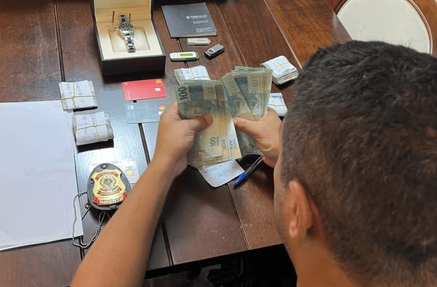 PF apreende dinheiro na casa de Deivis Marcon Antunes (Divulgação/PF)