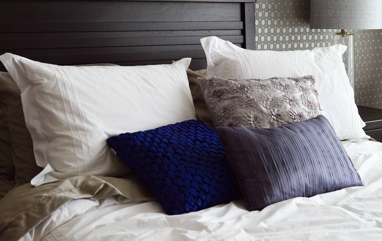 Cama com almofadas