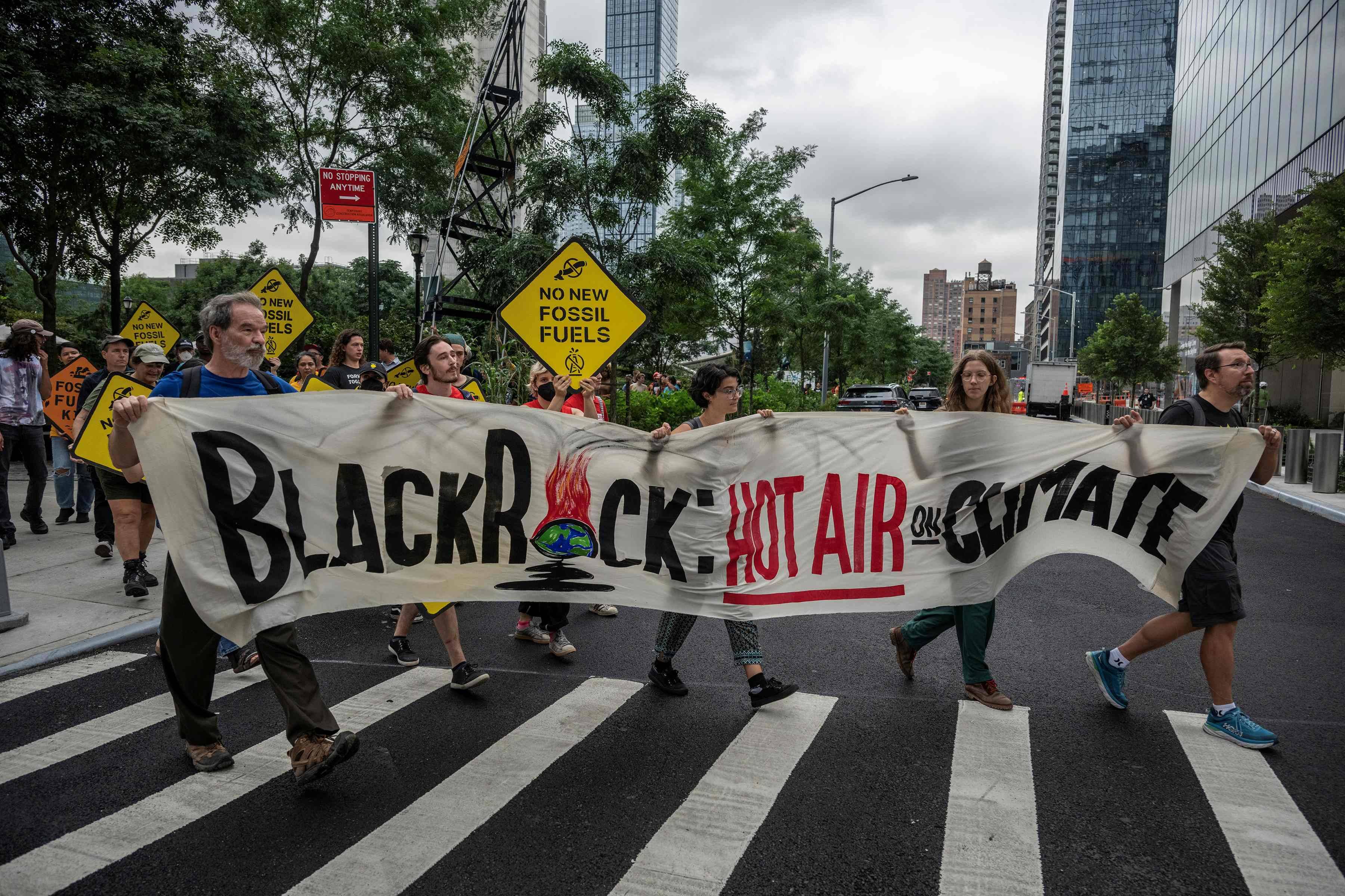 Ativistas ambientais protestam contra a empresa de investimentos BlackRock (Foto: Victor J. Blue/ The New York Times/Arquivo)