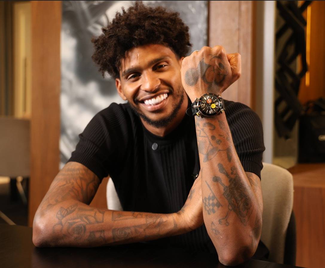 Hugo Souza, goleiro do Corinthians, ganhou relógio personalizado (Foto: Divulgação/Magnum)