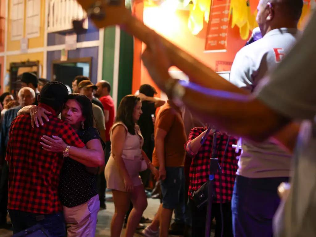Campina Grande (PB), 14/06/2025 – Público dança forró durante o São João de Campina Grande (PB), na Praça do Povo, centro da cidade. Foto: Tomaz Silva/Agência Brasil