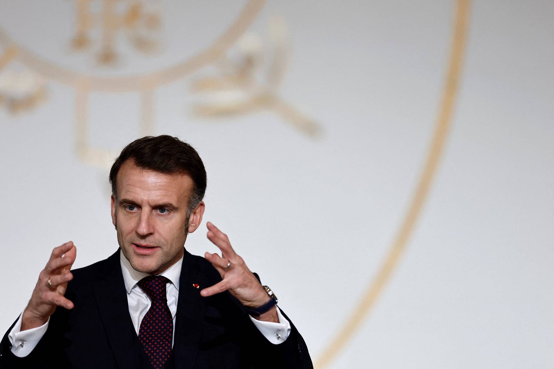 O presidente francês Emmanuel Macron gesticula enquanto discursa durante um encontro com estudantes do programa "Prepas Talents du service public", que visa dar a todos os jovens a oportunidade de ingressar no serviço público, no Palácio do Eliseu, em Paris, França, em 6 de fevereiro de 2026. REUTERS/Benoit Tessier/Pool
