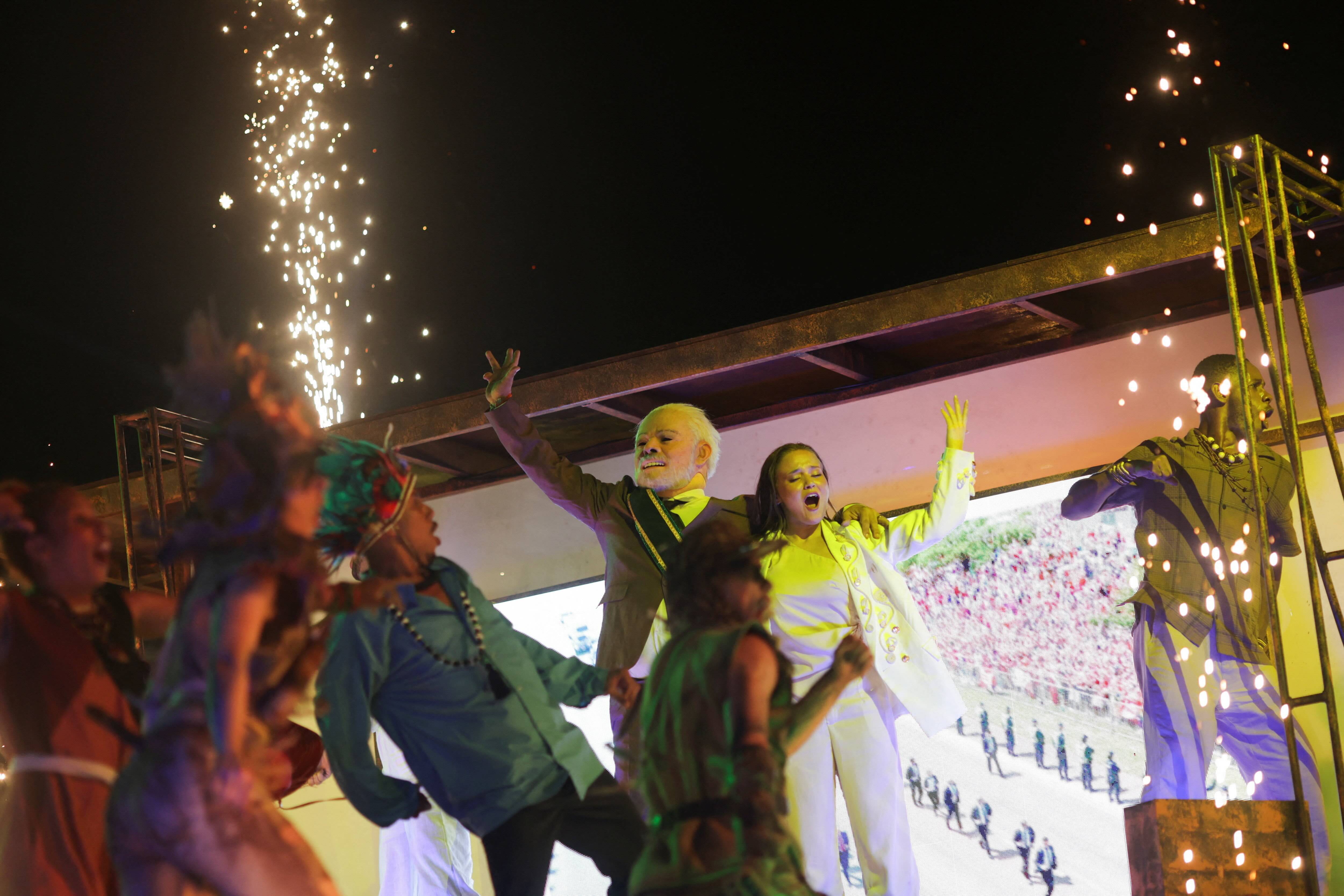 Um folião da escola de samba Acadêmicos de Niterói, fantasiado do presidente Luiz Inácio Lula da Silva, se apresenta durante o Carnaval do Rio de Janeiro, Brasil, em 15 de fevereiro de 2026. REUTERS/Ricardo Moraes