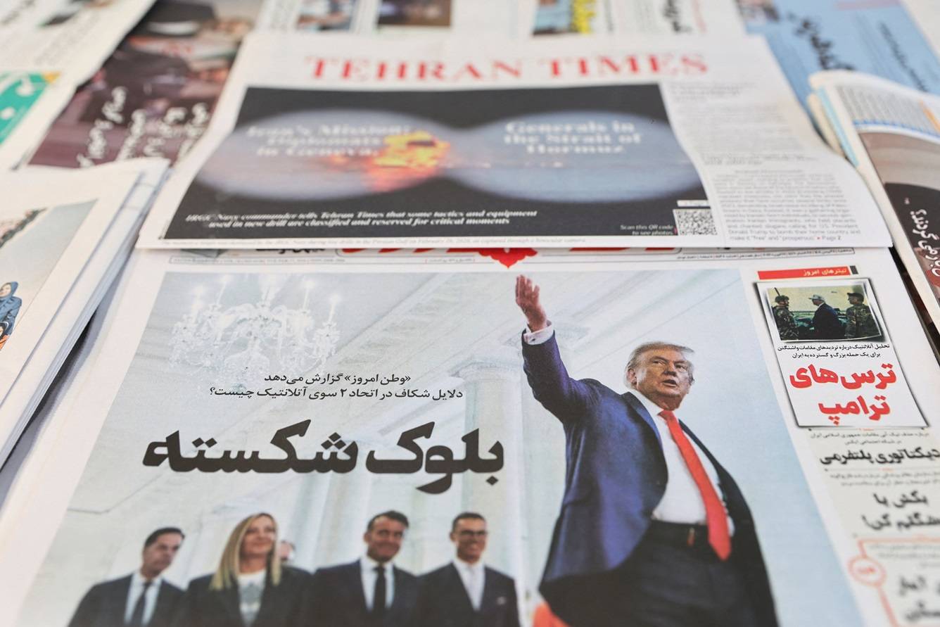 Um jornal iraniano com a foto de capa do presidente dos EUA, Donald Trump, em Teerã, Irã, em 17 de fevereiro de 2026 (Majid Asgaripour/WANA/Reuters)